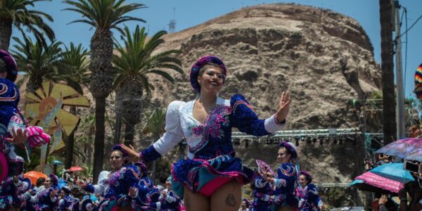 Con carnaval y un masivo show de Los Bunkers: los días en que Arica se convirtió en el principal polo cultural de Chile