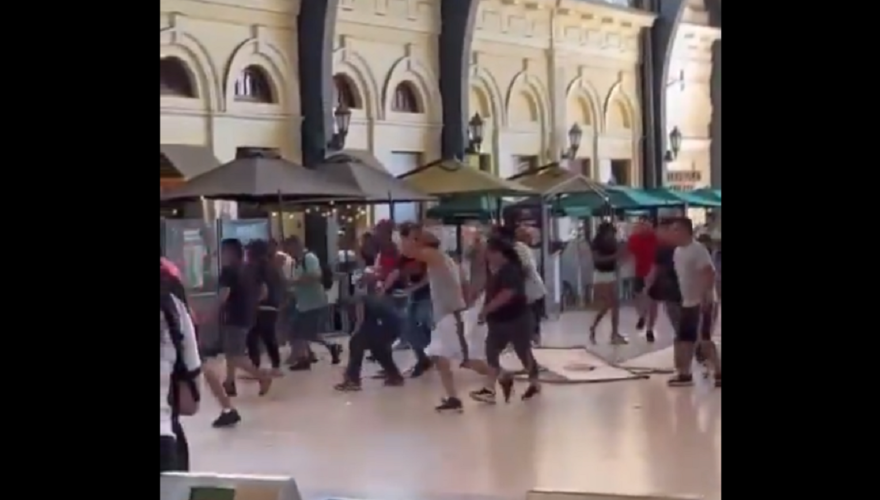 VIDEO. Vendedores ambulantes se enfrentaron con piedras y fierros contra guardias de Estación Central: también atacaron locales establecidos