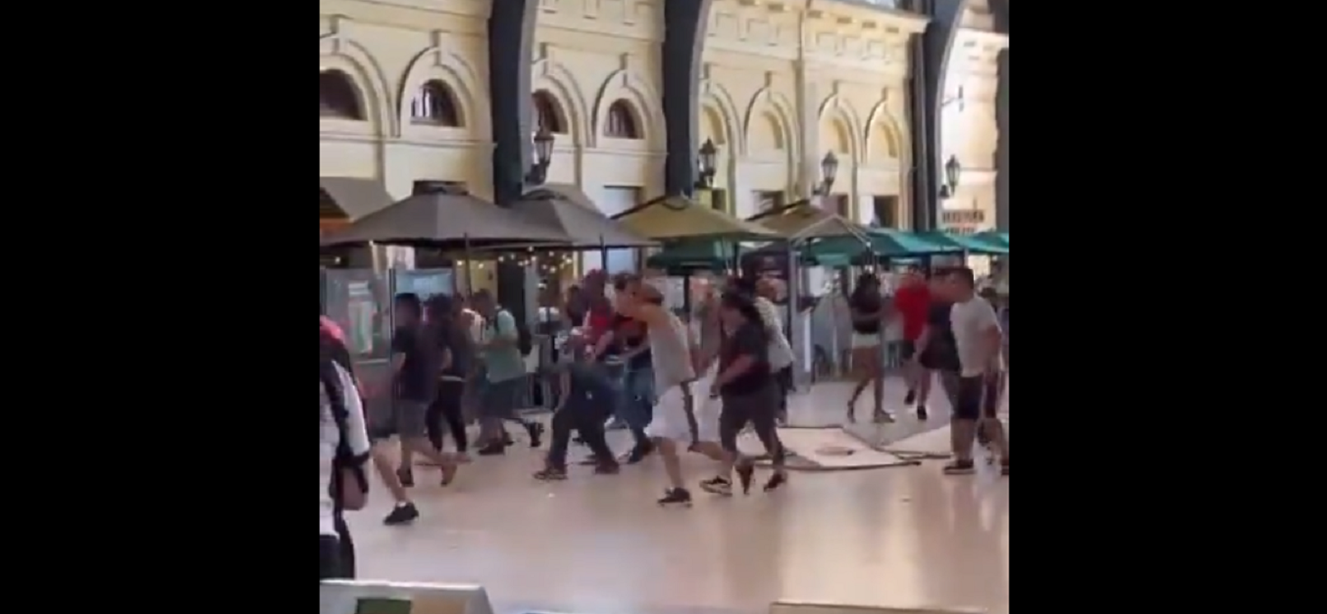 VIDEO. Vendedores ambulantes se enfrentaron con piedras y fierros contra guardias de Estación Central: también atacaron locales establecidos