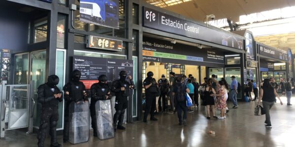 "Uno viene a trabajar con inseguridad": el relato de los comerciantes establecidos de Estación Central por los vendedores ambulantes