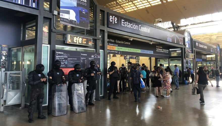 "Uno viene a trabajar con inseguridad": el relato de los comerciantes establecidos de Estación Central por los vendedores ambulantes