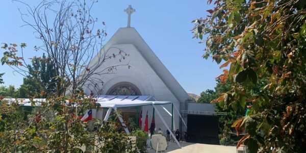 Cantando “Gracias a la vida” y con el cementerio Parque del Recuerdo cerrado al público: la íntima ceremonia de la familia Piñera