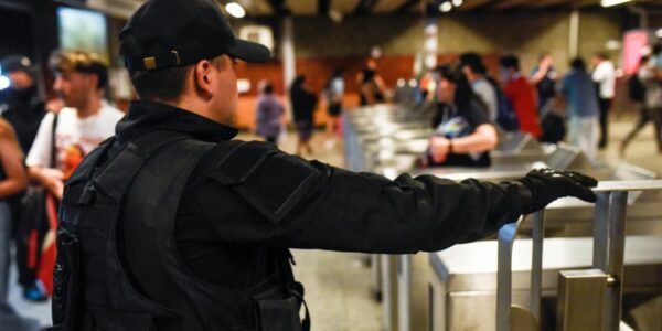 Metro de Santiago se prepara para súper lunes