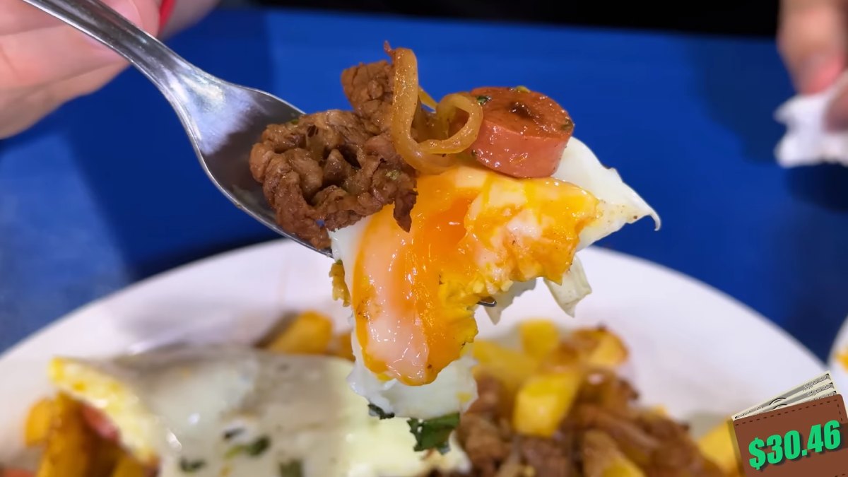 La chorrillana fue parte del menú que degustó el creador de contenido estadounidense. Fuente: More Best Ever Food Review Show.