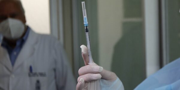 Retiran vacuna AstraZeneca