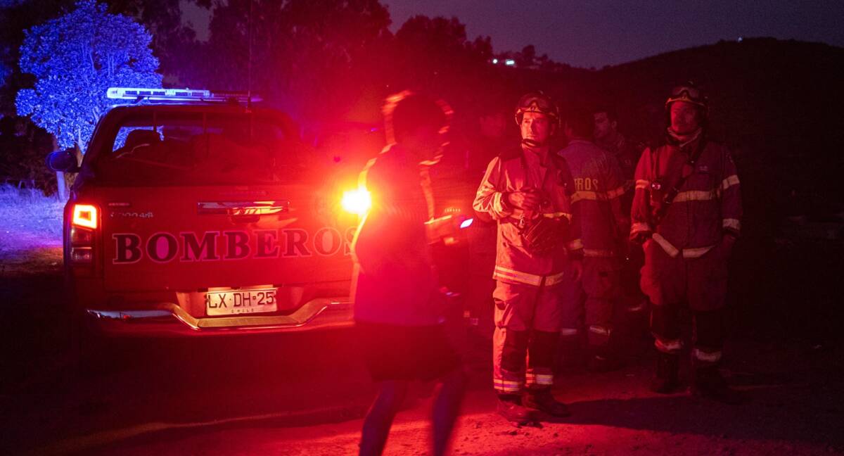 Bomberos en mega incendio de Valparaíso