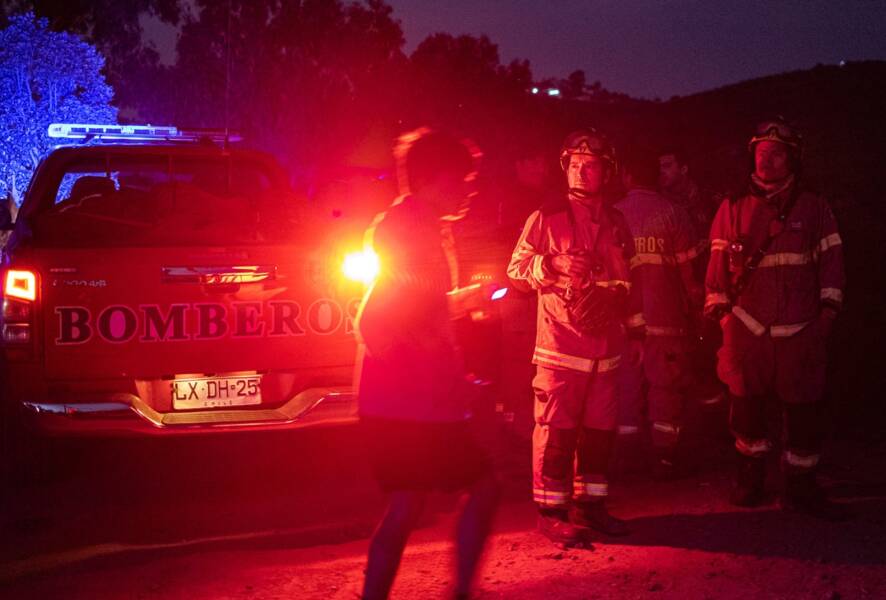 Bomberos en mega incendio de Valparaíso