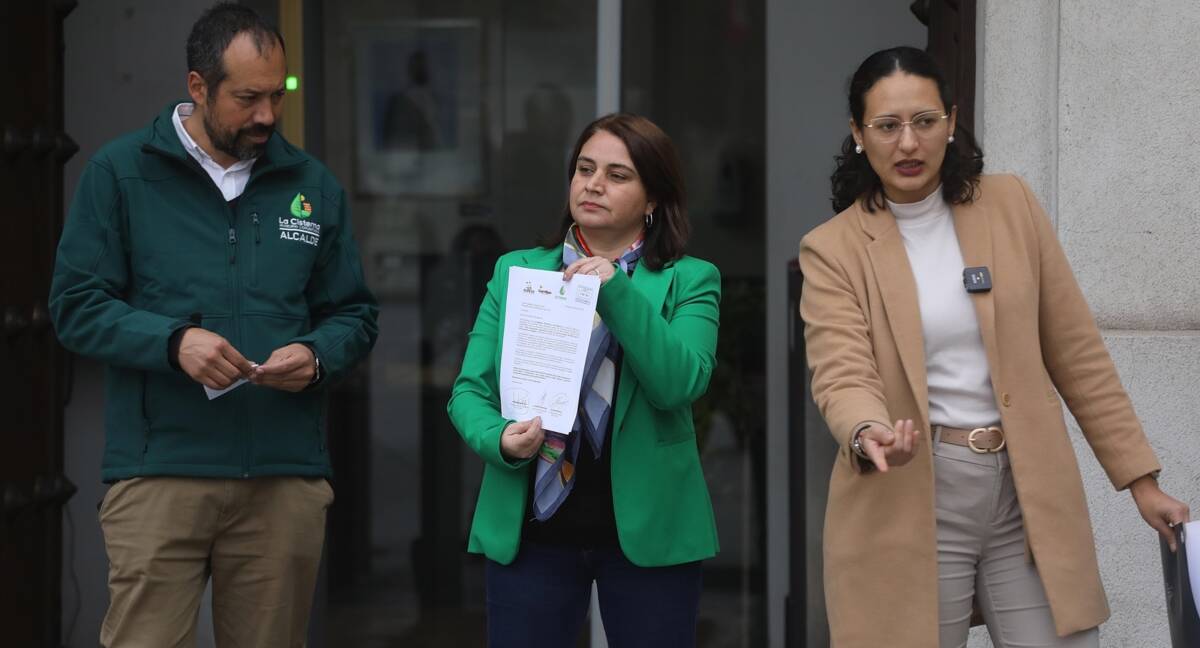 Javiera Reyes, Lorena Facuse y Joel Olmos.