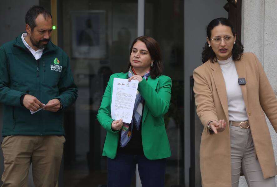Javiera Reyes, Lorena Facuse y Joel Olmos.