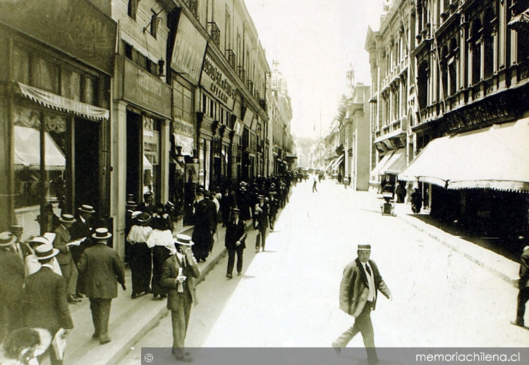 Calle Huérfanos 1920 / Memoria Chilena