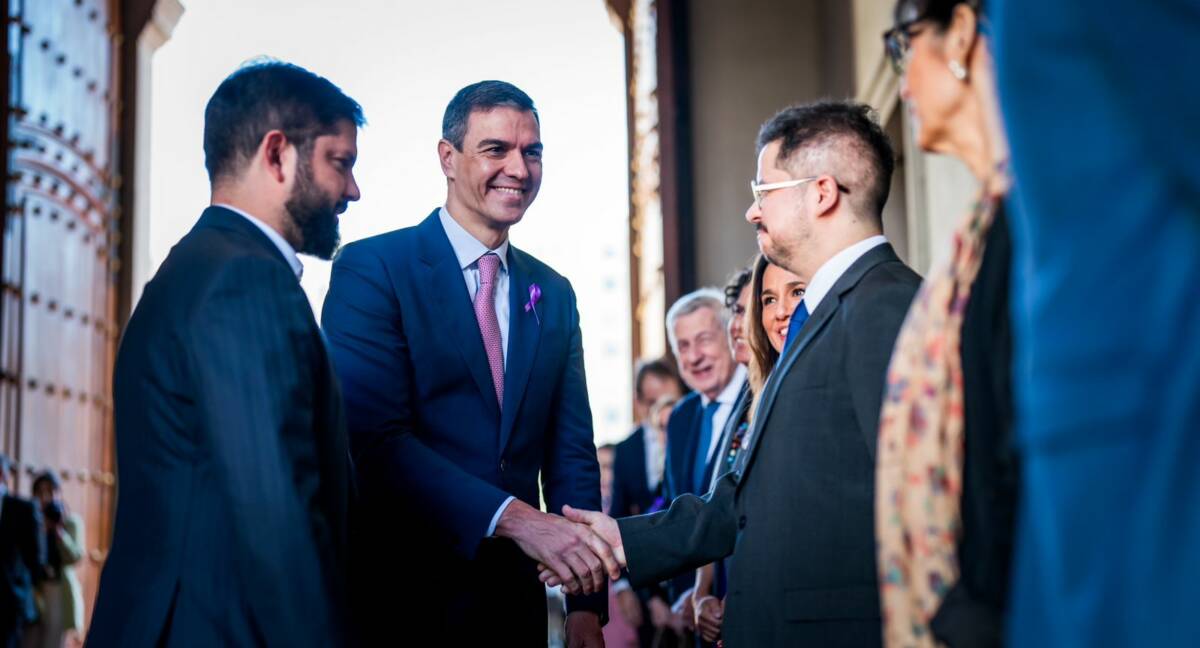 Gabriel Boric, Pedro Sánchez y Javier Velasco (Cancillería)