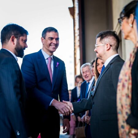 Gabriel Boric, Pedro Sánchez y Javier Velasco (Cancillería)