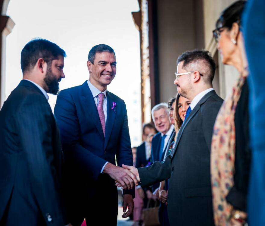 Gabriel Boric, Pedro Sánchez y Javier Velasco (Cancillería)