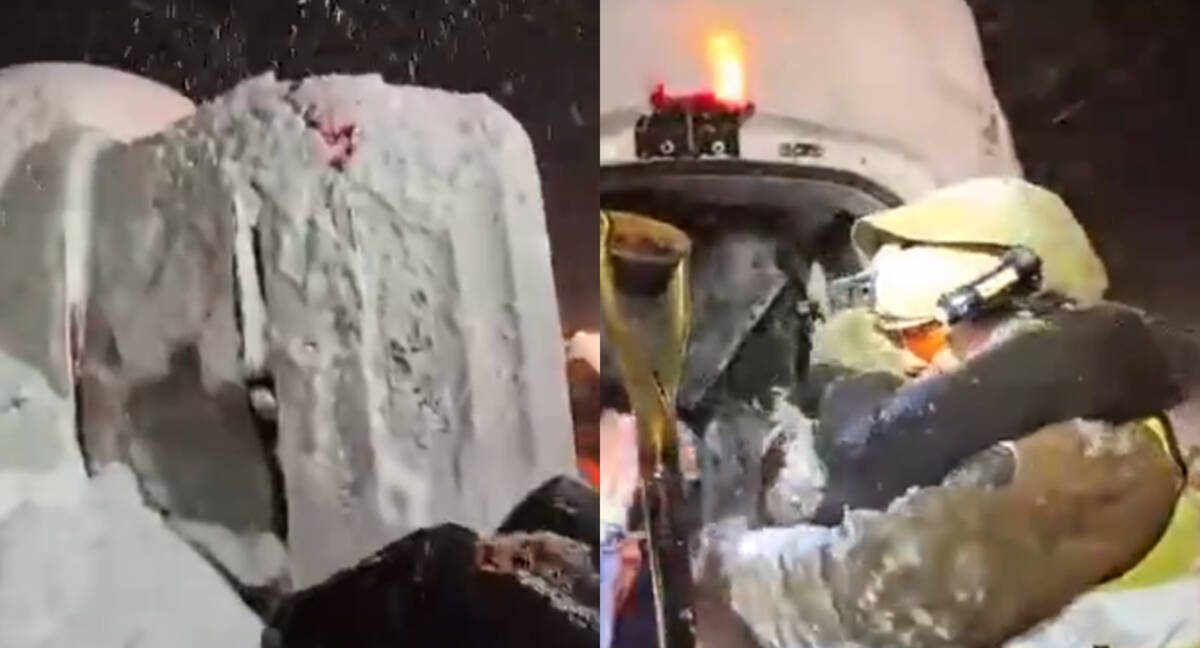 Auto enterrado en la nieve