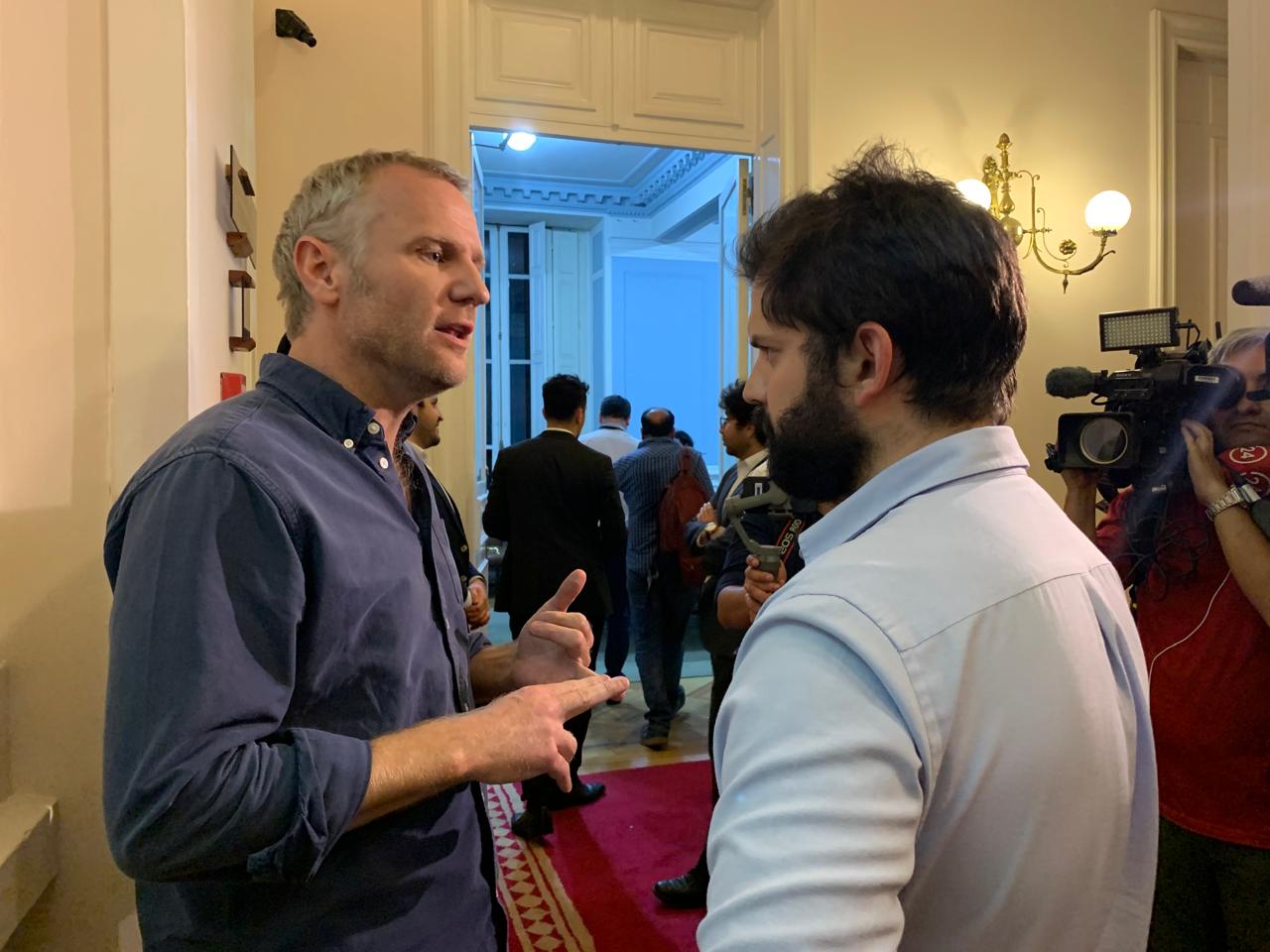 Gabriel Boric, de Convergencia Social, junto a Felipe Kast.