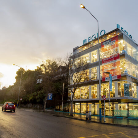 Durante casi dos décadas, la tienda Eglo en Viña del Mar se convirtió en un enigma para los locales y turistas que transitaban por la ciudad. Su brillo nocturno alimentó rumores que iban desde la curiosidad hasta la especulación más oscura: ¿podría ser una fachada para el lavado de dinero? Sin embargo, detrás de las luces siempre encendidas, medida que se suprimió durante la pandemia, se vislumbra una historia diferente. Eglo, lejos de ser un misterio local, es la cara visible en Chile de una poderosa empresa austríaca de iluminación, con más de medio siglo de historia en el mundo.