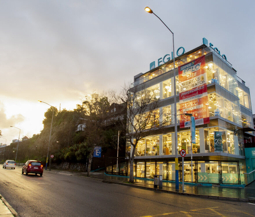 Durante casi dos décadas, la tienda Eglo en Viña del Mar se convirtió en un enigma para los locales y turistas que transitaban por la ciudad. Su brillo nocturno alimentó rumores que iban desde la curiosidad hasta la especulación más oscura: ¿podría ser una fachada para el lavado de dinero? Sin embargo, detrás de las luces siempre encendidas, medida que se suprimió durante la pandemia, se vislumbra una historia diferente. Eglo, lejos de ser un misterio local, es la cara visible en Chile de una poderosa empresa austríaca de iluminación, con más de medio siglo de historia en el mundo.