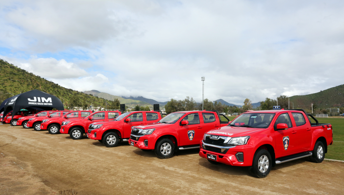 JIM entrega a Bomberos Chile 16 camionetas JIM RE-MAX