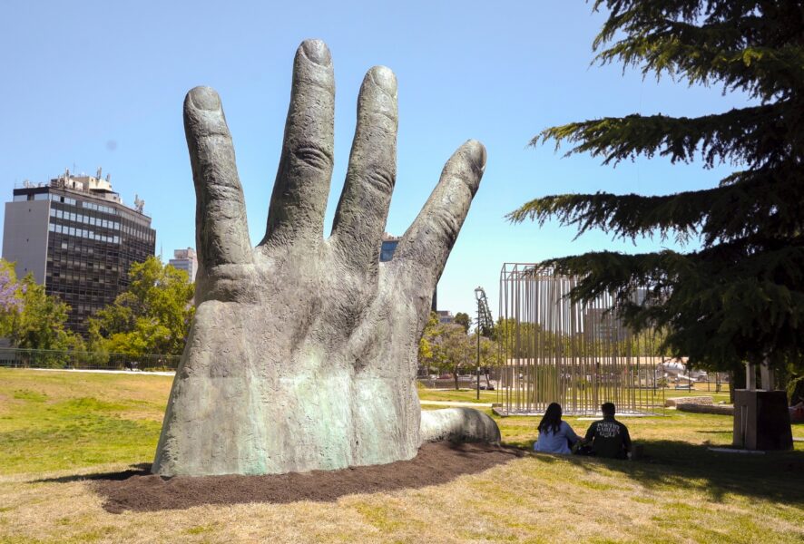 Mano Abierta de Mario Irarrázabal inaugurada en el Parque de las Esculturas Providencia