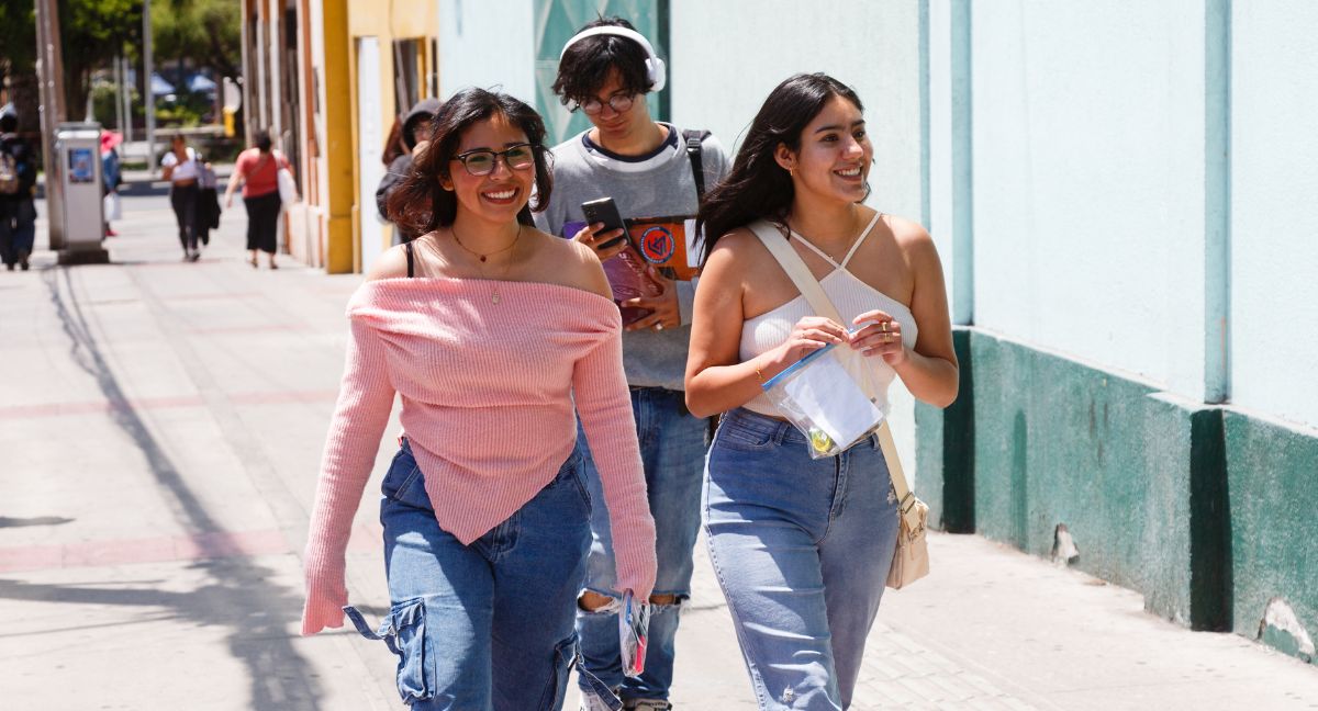 Jóvenes caminando a dar la Paes 2024 con ropa de calle