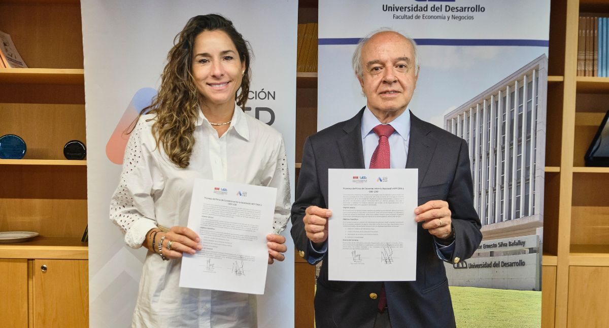 La UDD y la Asociación AFP firmando el convenio para realizar una nueva edición del Barómetro Laboral Previsional.