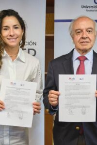 La UDD y la Asociación AFP firmando el convenio para realizar una nueva edición del Barómetro Laboral Previsional.