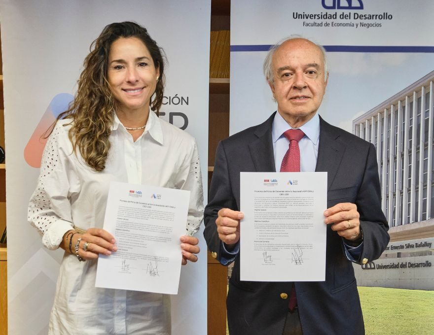 La UDD y la Asociación AFP firmando el convenio para realizar una nueva edición del Barómetro Laboral Previsional.