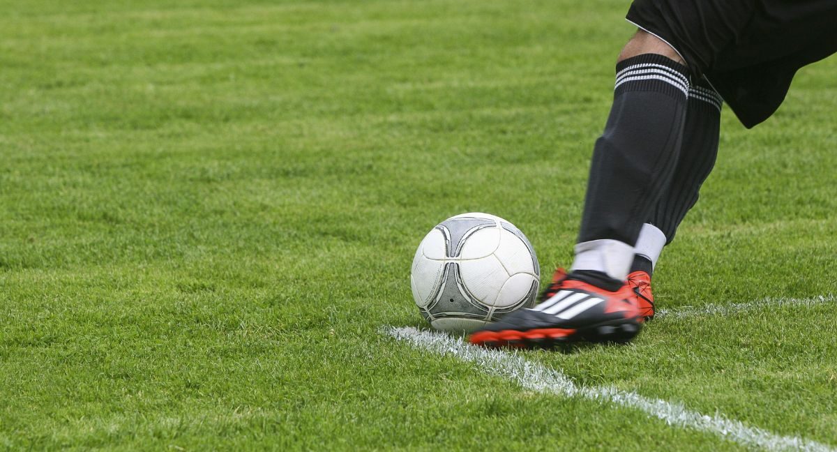 Persona apostando en partidos de fútbol.