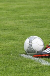Persona apostando en partidos de fútbol.