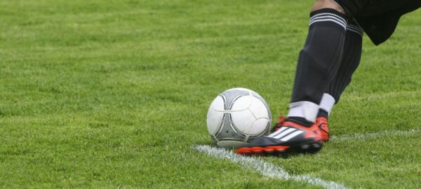 Persona apostando en partidos de fútbol.