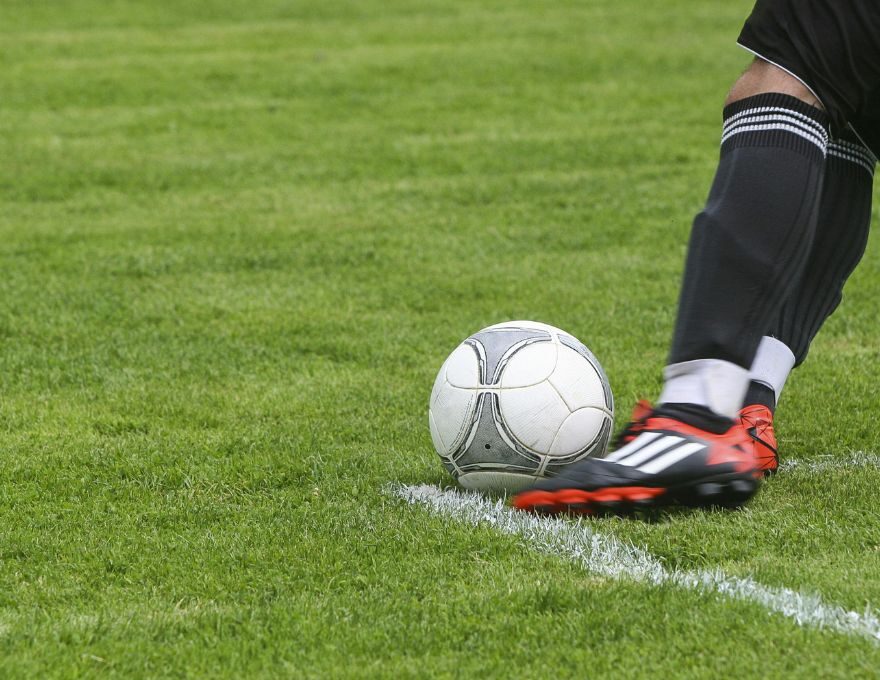 Persona apostando en partidos de fútbol.