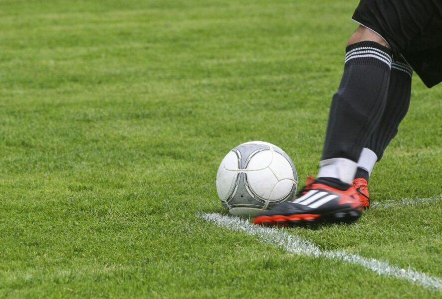 Persona apostando en partidos de fútbol.