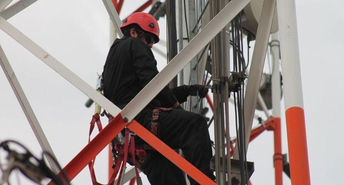 Empleado renovando la red móvil de Claro.