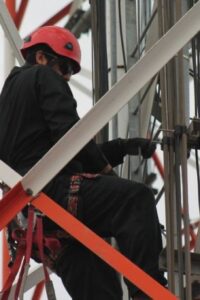 Empleado renovando la red móvil de Claro.