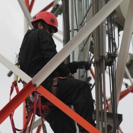Empleado renovando la red móvil de Claro.