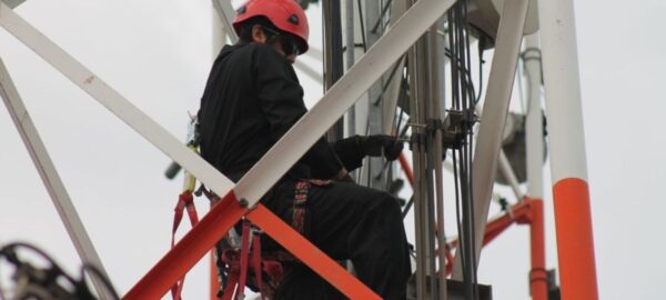 Empleado renovando la red móvil de Claro.
