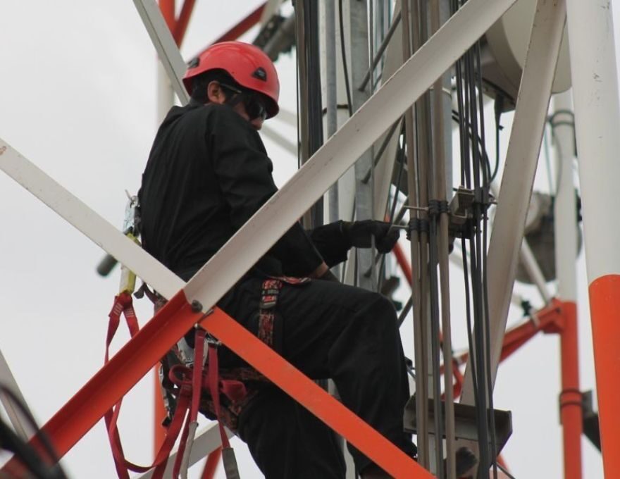 Empleado renovando la red móvil de Claro.