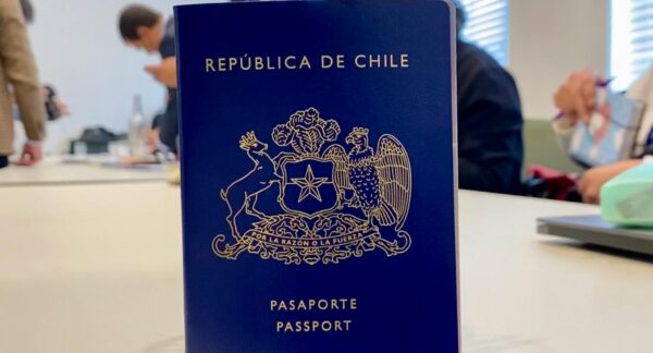 Foto: Pasaporte chileno (Agencia Uno)