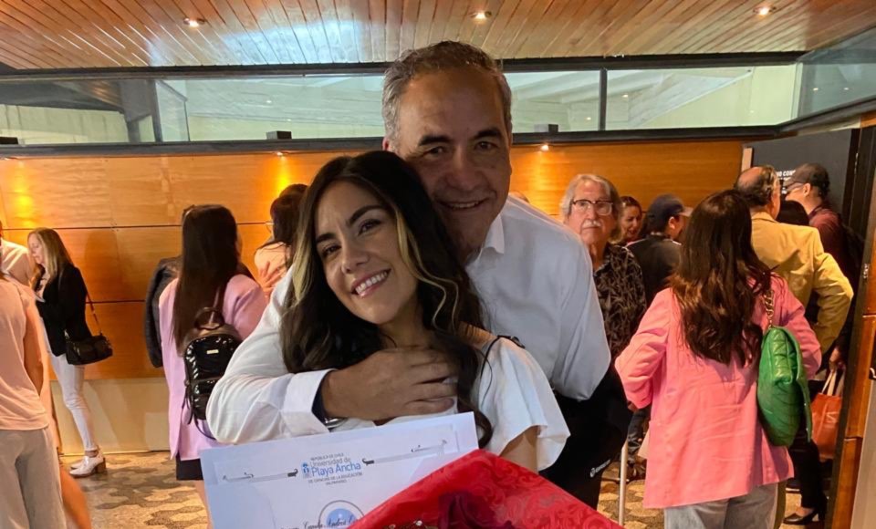 Fidel Espinoza con su hija, Camila Espinoza