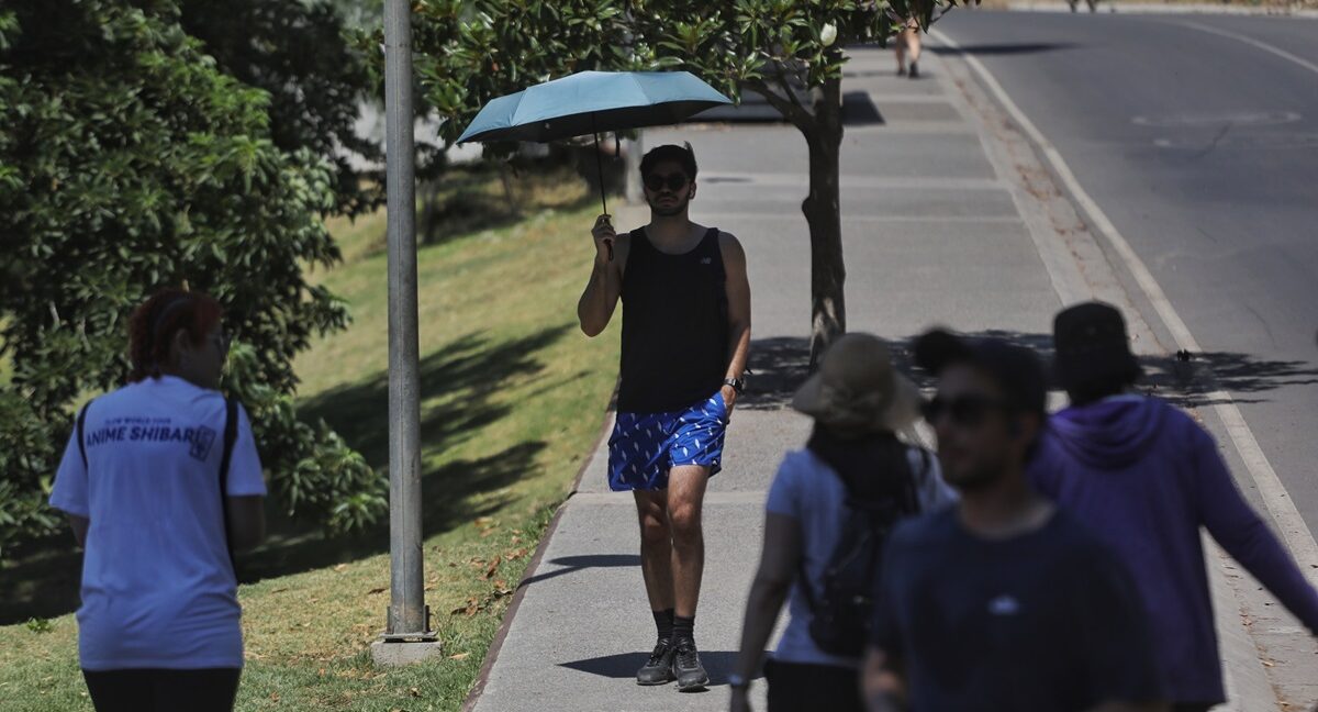 Ola de calor en Santiago, Chile. Pese a las temperaturas del verano, resfriarse aún es posible. | Agencia UNO