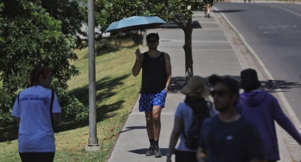 Ola de calor en Santiago, Chile. Pese a las temperaturas del verano, resfriarse aún es posible. | Agencia UNO