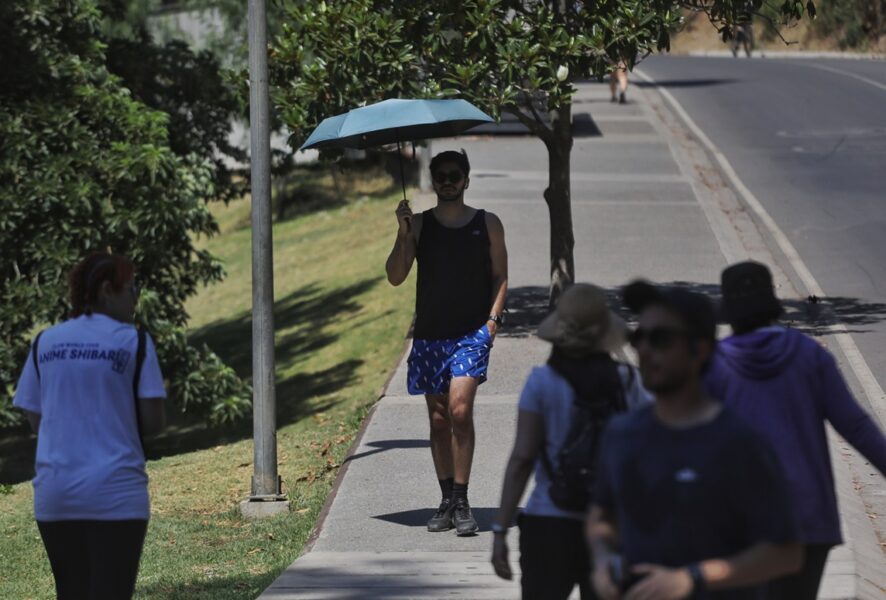 Ola de calor en Santiago, Chile. Pese a las temperaturas del verano, resfriarse aún es posible. | Agencia UNO