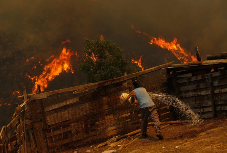 Incendios forestales causan daños en el sector Las Rosas de Quilpué, casas destruidas por el fuego. Febrero de 2024 | Agencia UNO