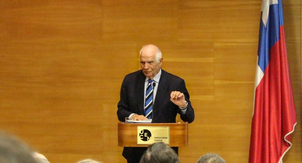 Josep Borrell hablando en el nuevo Josep Borrell inauguró el nuevo Centro Democracia y Opinión Pública de la UCentral de la UCentral.