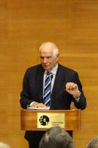 Josep Borrell hablando en el nuevo Josep Borrell inauguró el nuevo Centro Democracia y Opinión Pública de la UCentral de la UCentral.