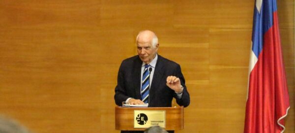 Josep Borrell hablando en el nuevo Josep Borrell inauguró el nuevo Centro Democracia y Opinión Pública de la UCentral de la UCentral.