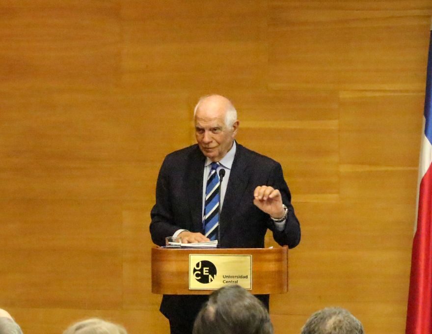 Josep Borrell hablando en el nuevo Josep Borrell inauguró el nuevo Centro Democracia y Opinión Pública de la UCentral de la UCentral.