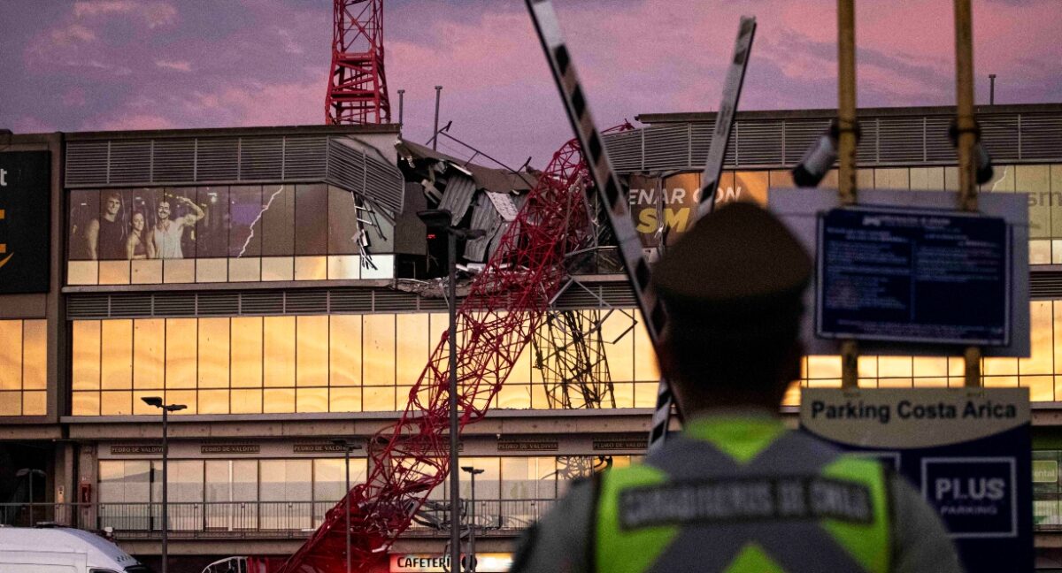 La grúa desplomada sobre un gimnasio en Arica. Foto: Agencia Uno
