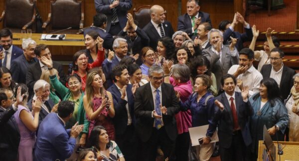 Ministros, Subsecretarios y parlamentarios celebran tras ser aprobada la Reforma a las Pensiones en la Camara de Diputados. | Agencia UNO