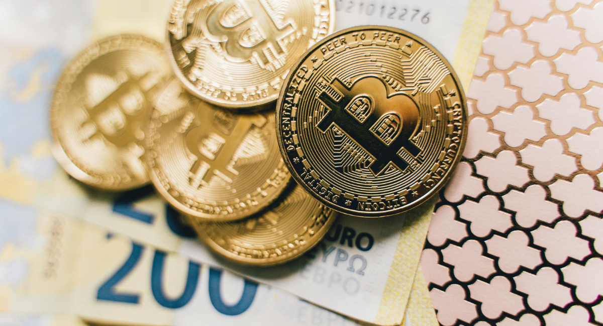 Criptomonedas para apostar encima de billetes.